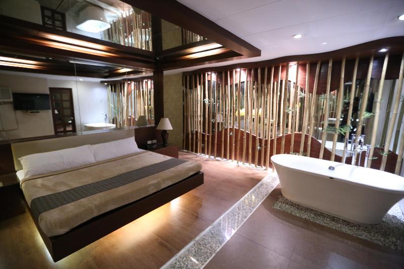 Victoria Court Suites Pasig Экстерьер фото
